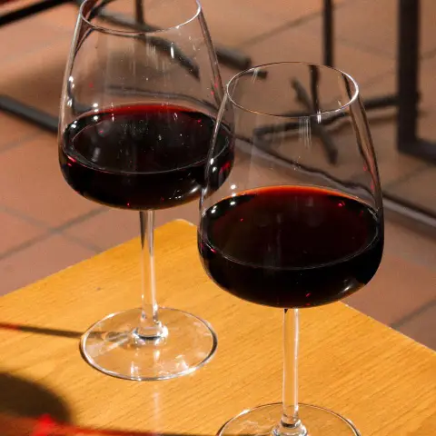 Dos copas de vino tinto servidas en una mesa de Casa Obrador